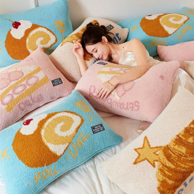 Une femme dort paisiblement sur un lit décoré de coussins à motifs d'animaux et d'étoiles, créant une ambiance chaleureuse et accueillante.