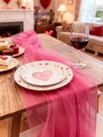 nappe tulle rose vif transparent motif floral coeurs deco saint valentin romantique festive occasions
