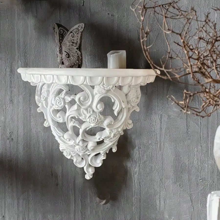 étagère murale baroque résine dorée blanc motifs floraux sculptés plante verte pot marron statuette