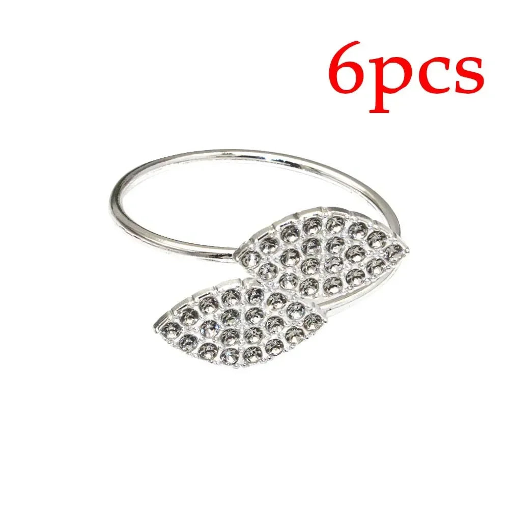 Bague élégante ornée de cristaux brillants formant une forme de feuille gracieuse.