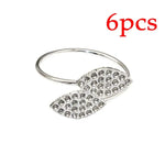 Bague élégante ornée de cristaux brillants formant une forme de feuille gracieuse.