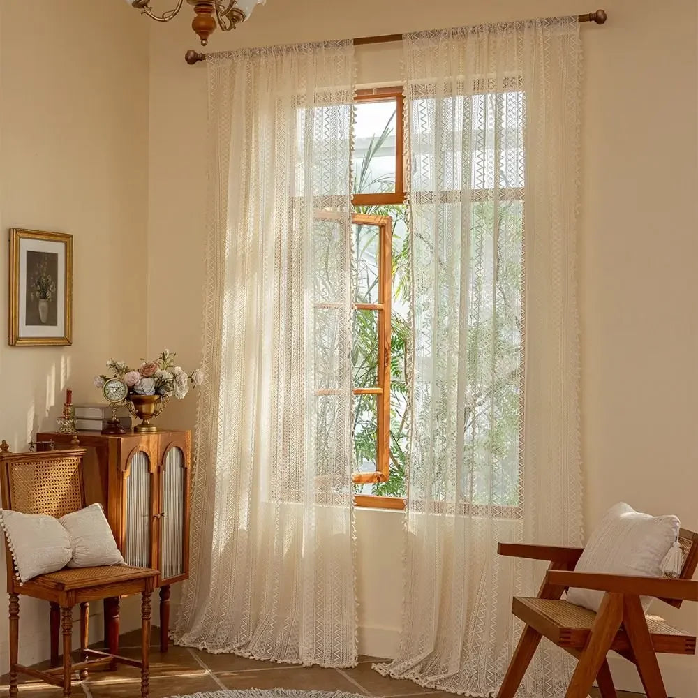 rideaux dentelle beige motifs géométriques bohèmes triangles fleurs vase vintage translucides franges chambre