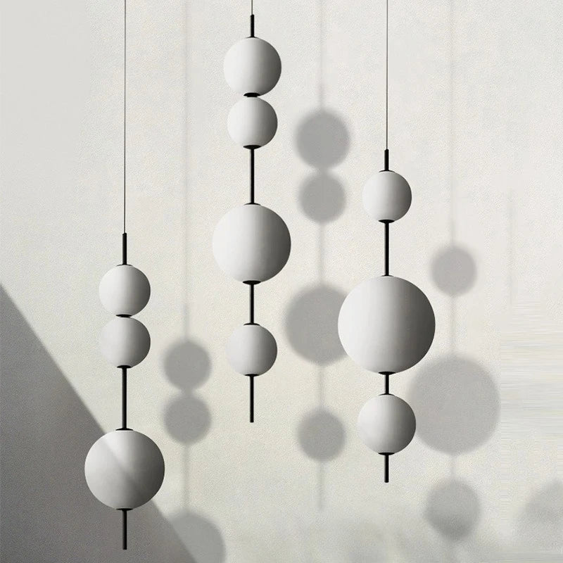 suspension lumineuse moderne minimaliste blanc sphères simples matériaux apparents opaques salle bain salon restaurant