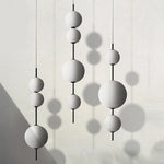 suspension lumineuse moderne minimaliste blanc sphères simples matériaux apparents opaques salle bain salon restaurant