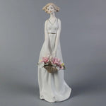 décoration maison porcelaine vintage figurines femmes motifs floraux bleu clair blanc