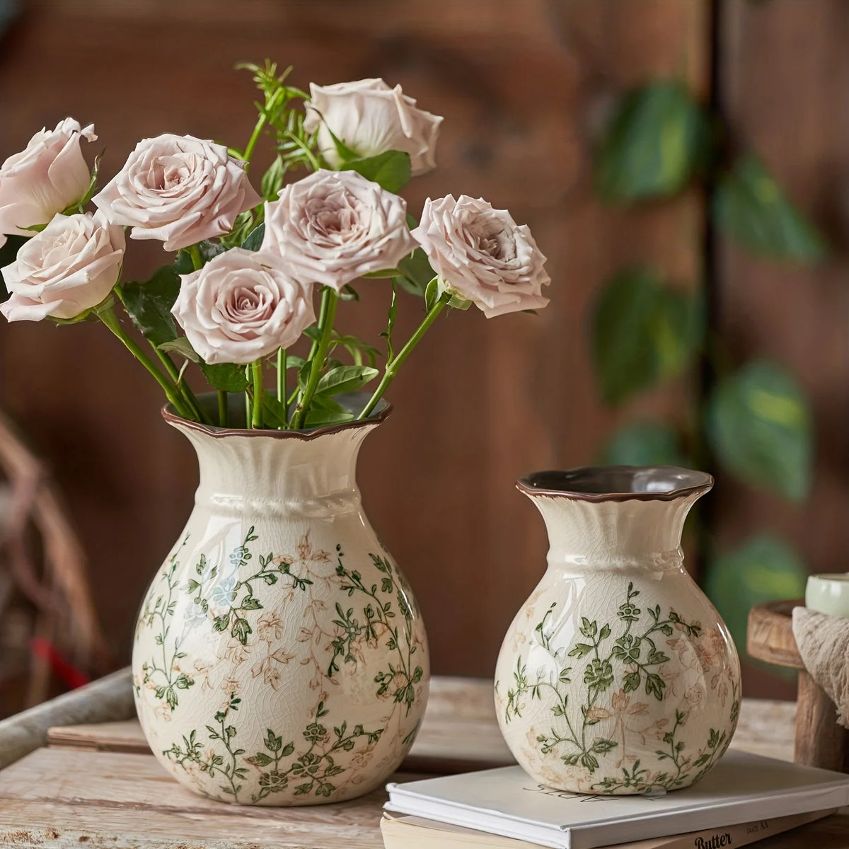 vases céramique vintage fleurs classiques blanc vert beige bruns intérieur salon bibliothèque