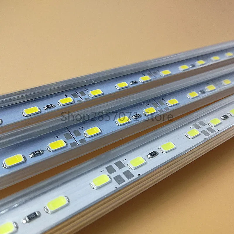 Bande LED rigide 20cm installée sous un placard de cuisine
