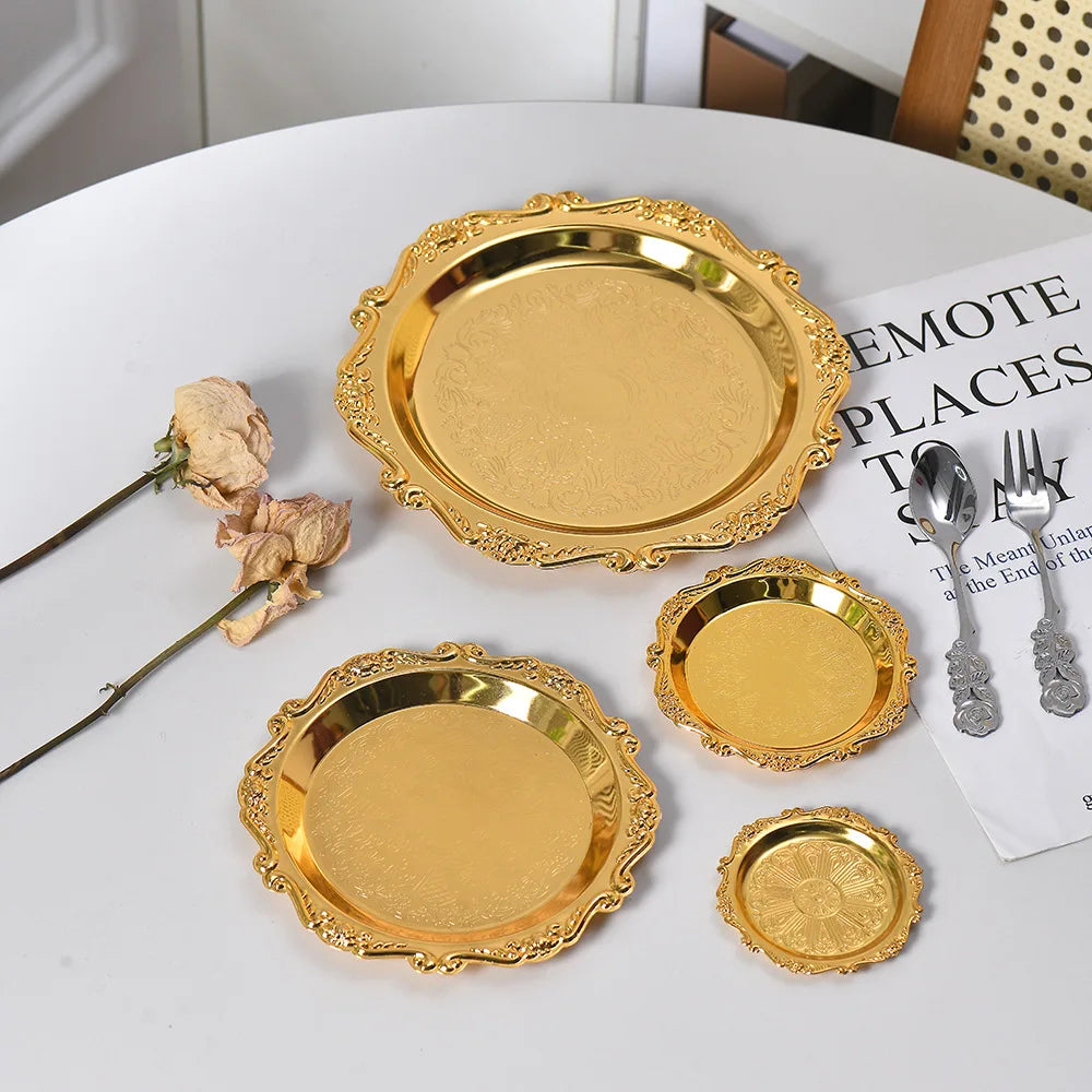 assiettes vintage ornées argent or motifs floraux classiques desserts rangement décoration table