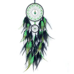 Capteur de rêves vert et noir orné de plumes colorées et d'un pendentif en forme de goutte suspendu au centre.