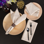 serviettes table tissu lin beige blanc motifs élégants rustiques modernes assiettes couverts anneaux métal