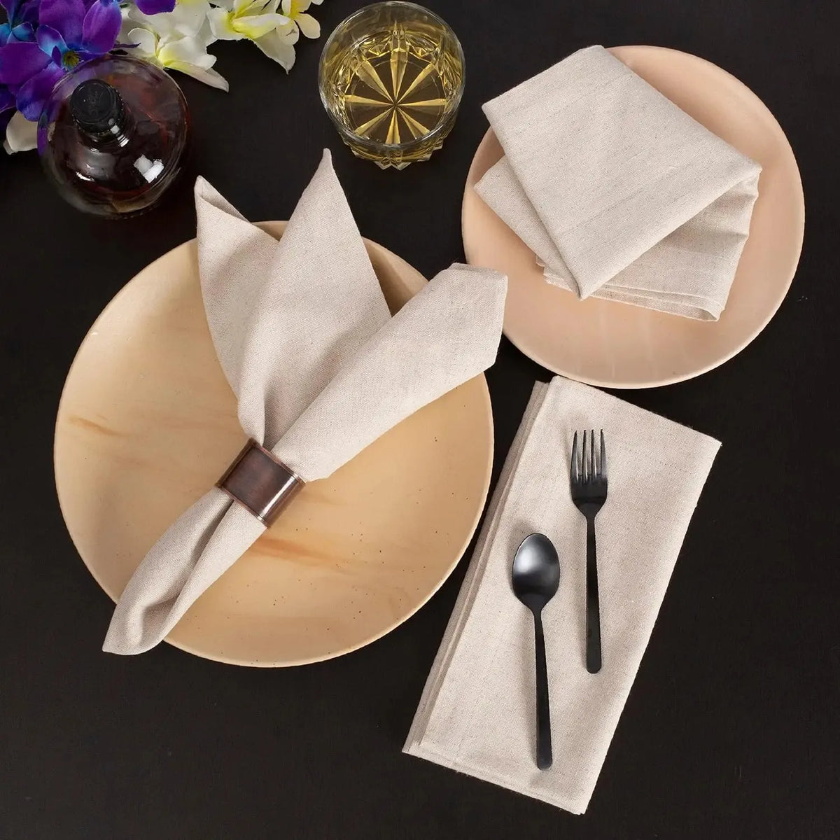 serviettes table tissu lin beige blanc motifs élégants rustiques modernes assiettes couverts anneaux métal