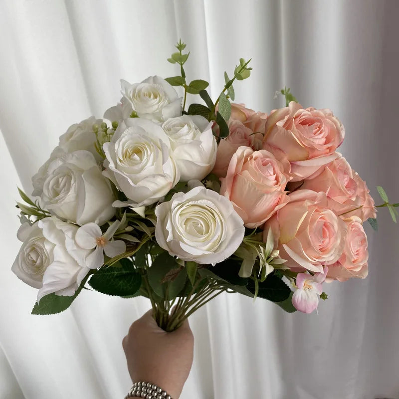décoration maison bouquet roses artificielles couleurs variées feuilles vertes élégantes anniversaire événement