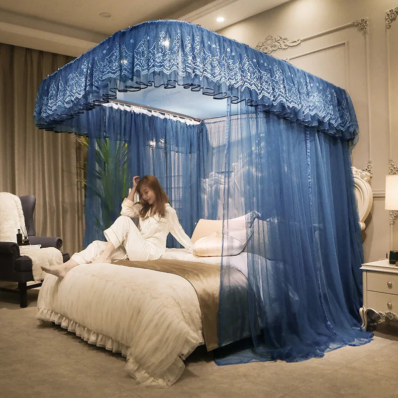 Une femme en robe blanche est allongée sur un lit avec un baldaquin bleu orné de motifs délicats.