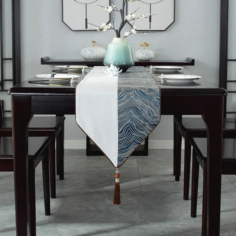 Une élégante table à manger dans un style oriental, avec des touches de bleu et de blanc et de jolies décorations florales.
