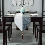 Une élégante table à manger dans un style oriental, avec des touches de bleu et de blanc et de jolies décorations florales.