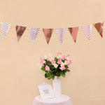 décoration fête guirlande métallisée triangles fleurs artificielles vase moderne blanc or argent