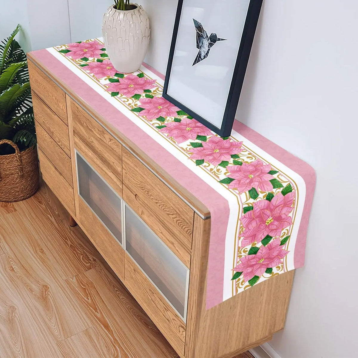 Ce texte descriptif met en valeur les jolies fleurs roses qui ornent le meuble, créant une ambiance chaleureuse et élégante dans la pièce.