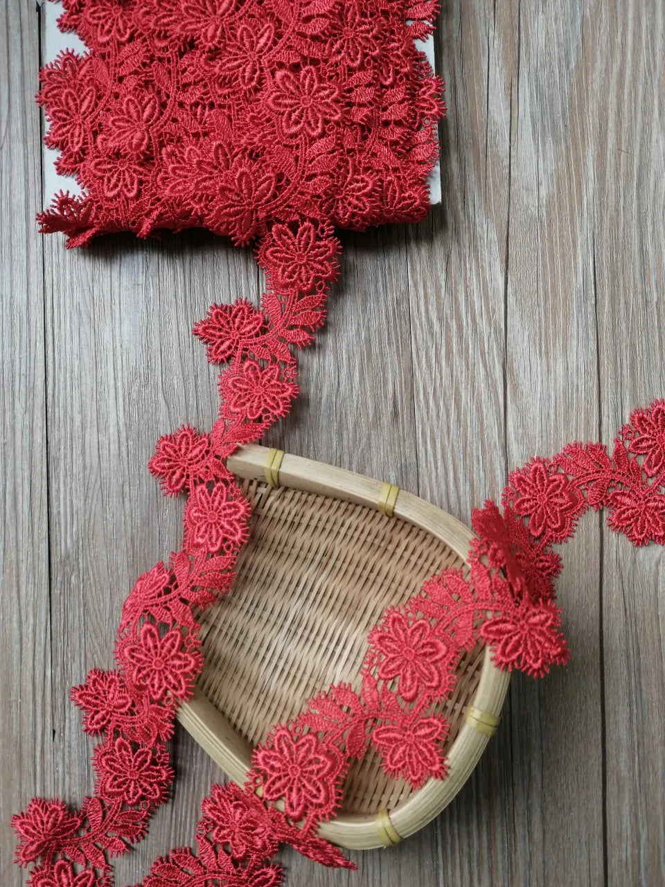 ruban dentelle rouge brodé fleurs 100 polyester largeur 4cm opacité artisanal decoration creation