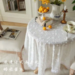 nappe table blanche dentelle fleurs brodées chic mariage décoration intérieure banquet fête romantique