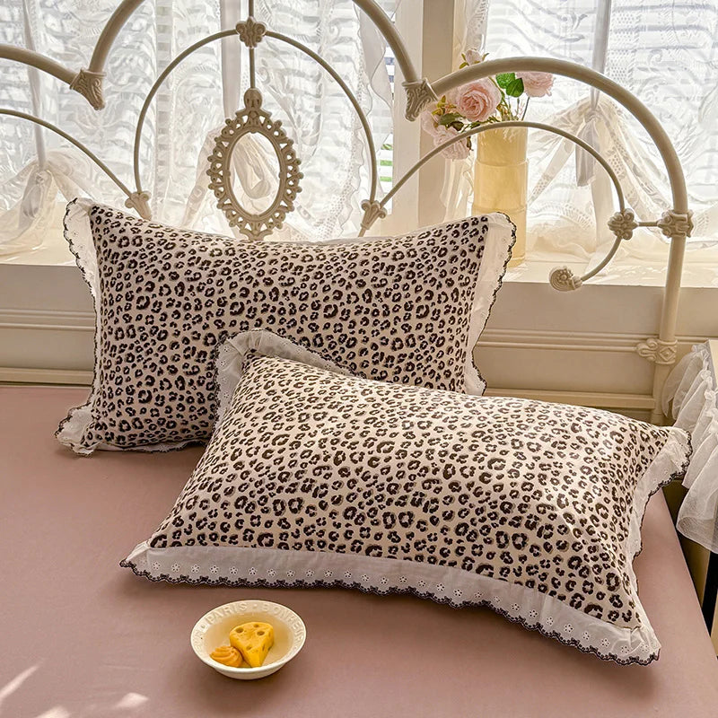 housse coussin léopard dentelle maison lit hospitalière polyester respectueux environnement classique romantique