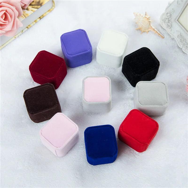 boîtes bijoux velours bleu clair rouge gris rose violet noir anneaux boucles doreilles classiques