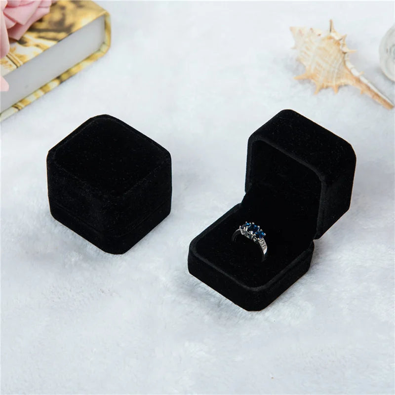 boîtes bijoux velours bleu clair rouge gris rose violet noir anneaux boucles doreilles classiques