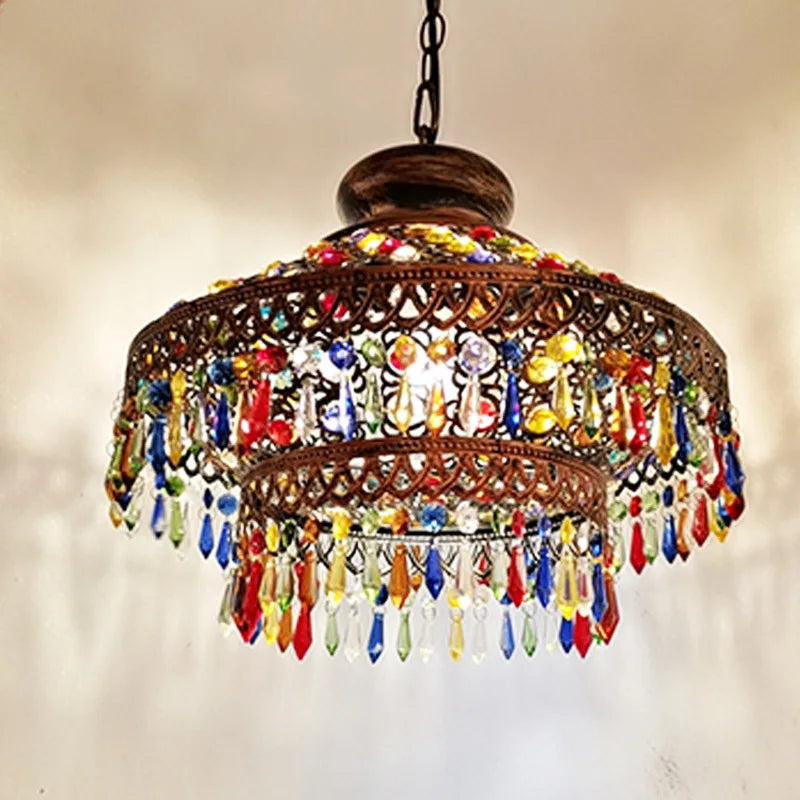Lampe suspendue rétro en cristal coloré dans un salon