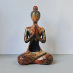 statue méditative résine bouddhiste marron orange vert zen spiritualité décoration intérieure chambre salon
