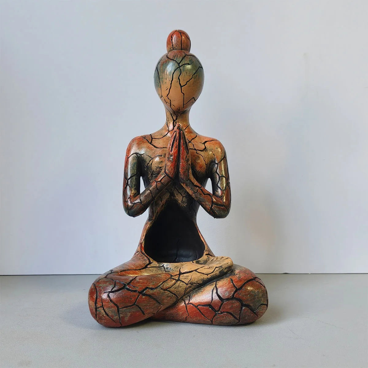 statue méditative résine bouddhiste marron orange vert zen spiritualité décoration intérieure chambre salon