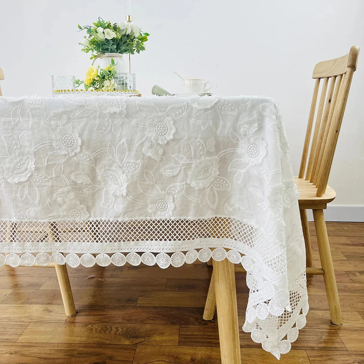 nappe table blanche dentelle brodée fleurs classique mariage fête banquet
