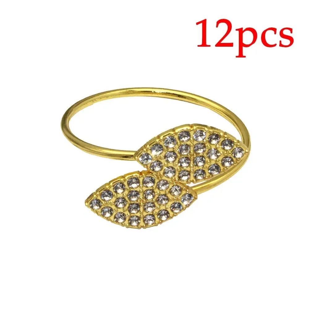 Un anneau en or décoré de pierres précieuses brillantes, donnant un aspect élégant et raffiné.