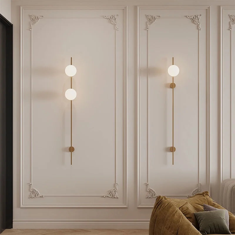 appliques murales contemporaines led sphères blanches finition métallique doré noir minimaliste
