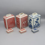Trois vases en céramique de style asiatique avec des motifs floraux et géométriques.