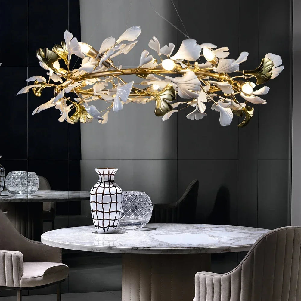 suspension lumineuse contemporaine feuilles or chaînes blanches fixations ornementales moderne