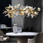 suspension lumineuse contemporaine feuilles or chaînes blanches fixations ornementales moderne