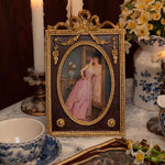 cadre photo vintage rococo décoration florale dorée marron bordure relief femmes robes xixe siècle