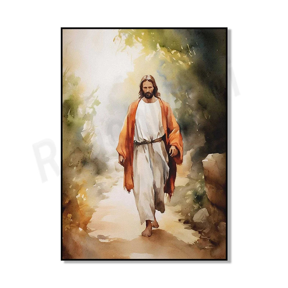 Un homme marchant sur un chemin entouré de végétation, vêtu d'une robe blanche et d'un manteau orange, avec un air serein et bienveillant.