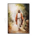 Un homme marchant sur un chemin entouré de végétation, vêtu d'une robe blanche et d'un manteau orange, avec un air serein et bienveillant.