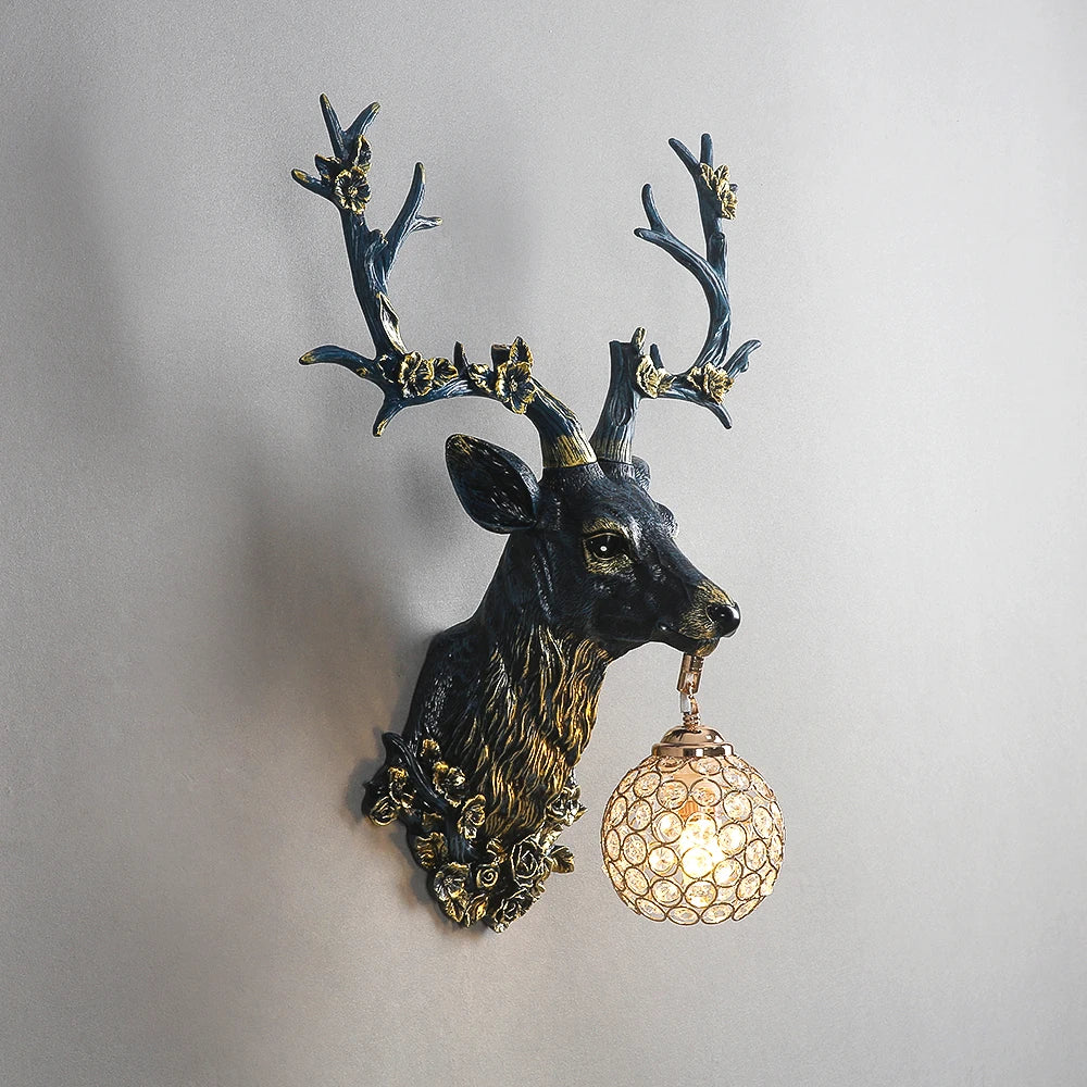 Détail du design cerf sur l'applique murale en résine