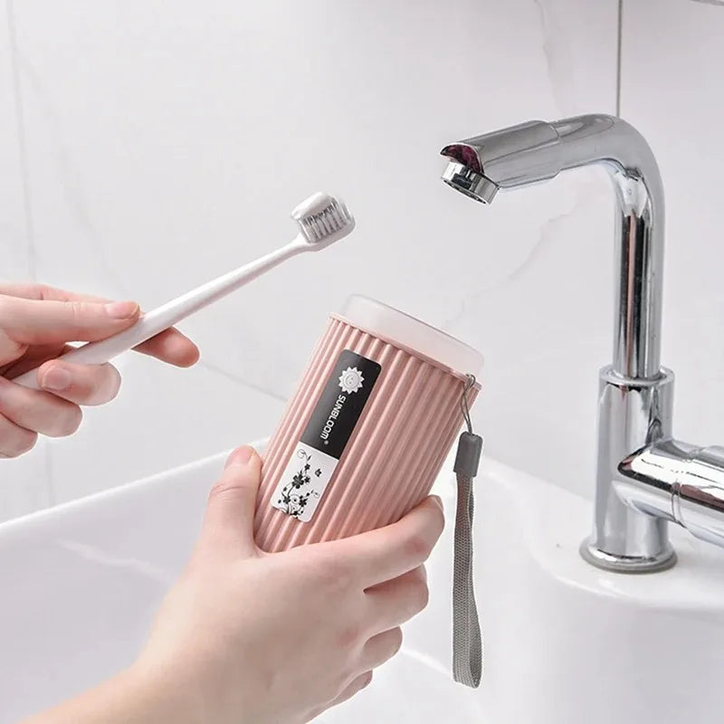 boîte brosse dents gris rose blanc rayures verticales moderne minimaliste respectueux environnement cordelette voyage