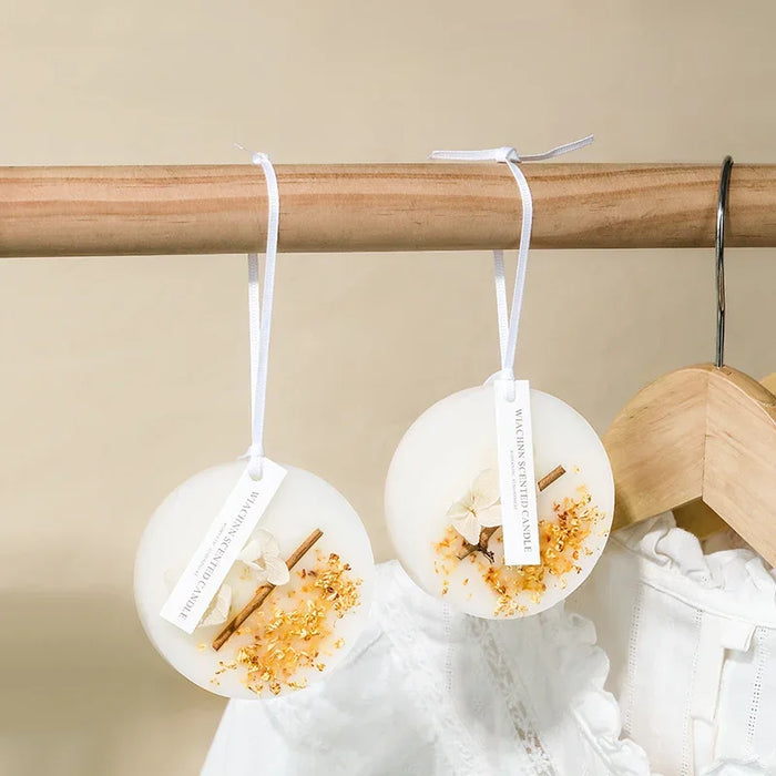 Deux petits disques blancs suspendus à une tringle, avec des morceaux d'écorce et de bois à l'intérieur, donnant un aspect naturel et rustique.