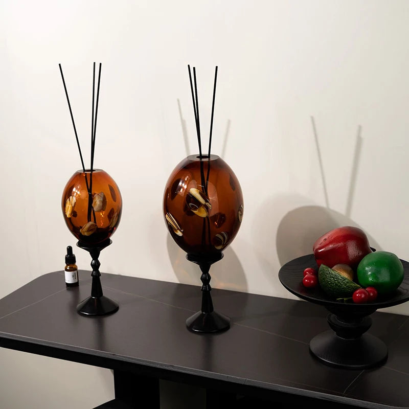 diffuseur huiles essentielles moderne motifs floraux dorés verre opaque décoration intérieure accessoires salon contemporain