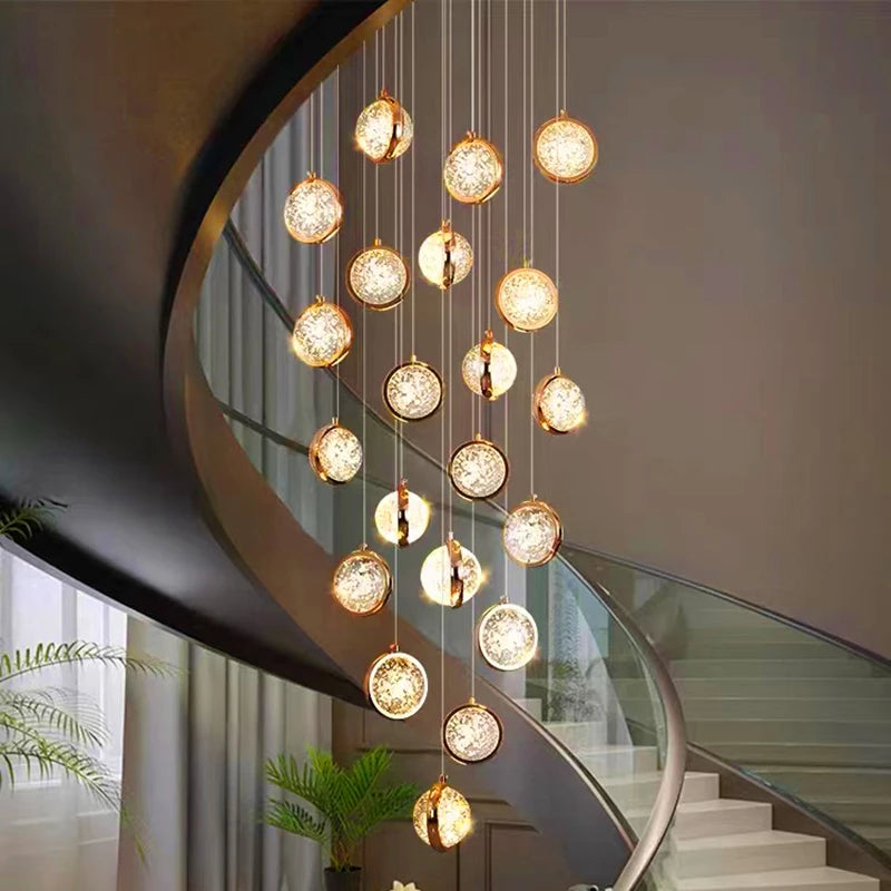 Lustre en cristal moderne suspendu dans un salon contemporain