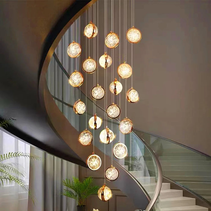 Lustre en cristal moderne suspendu dans un salon contemporain