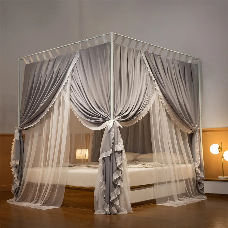 Un lit à baldaquin en fer forgé blanc, avec des rideaux gris élégants et une literie confortable, créant une atmosphère chaleureuse et relaxante dans la chambre.