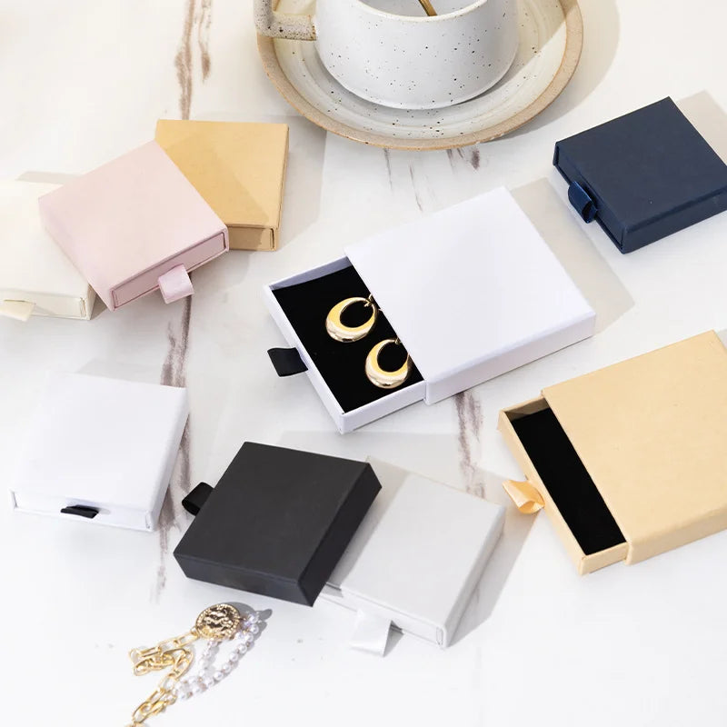 Boîte carton rangement bijoux ouverte montrant l'éponge noire