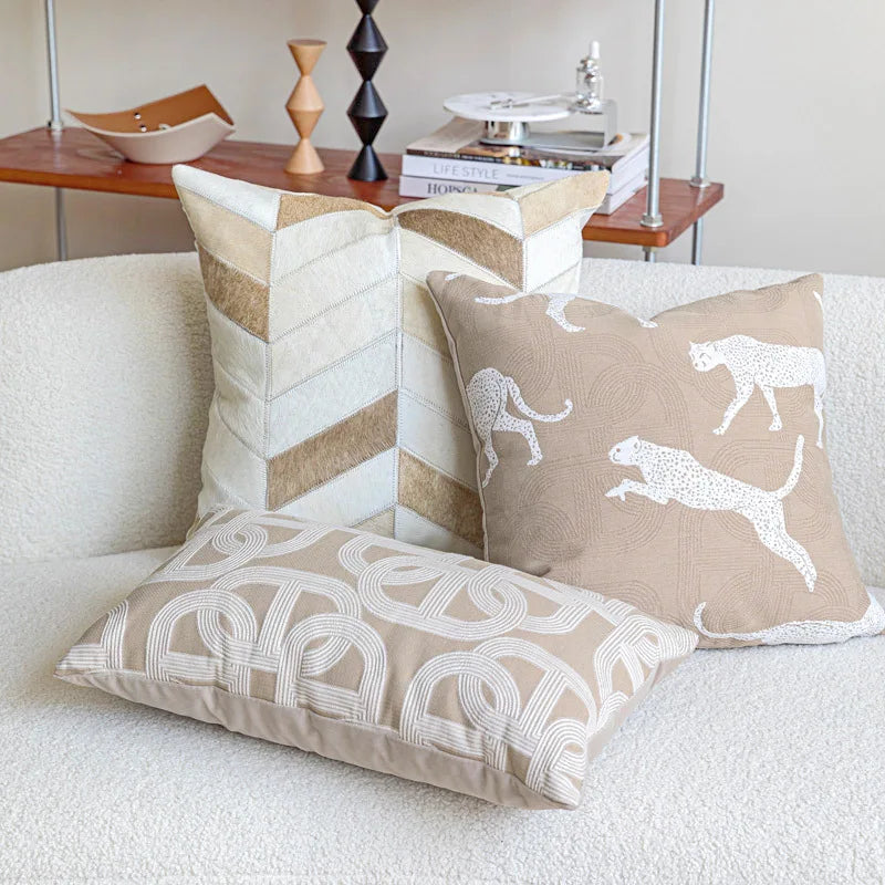 housse coussin carré motif léopard géométrique zigzag texture bouclée moderne polyester