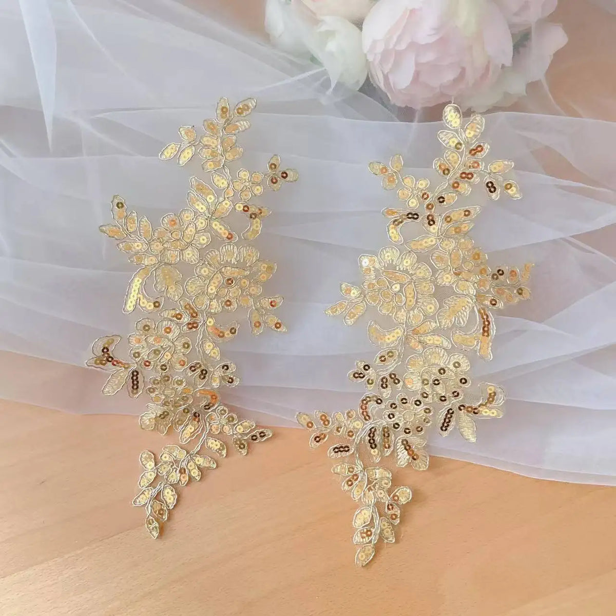 appliques decoratives brodees sequins floral violet blanc or rose bleu vert rouge noir
