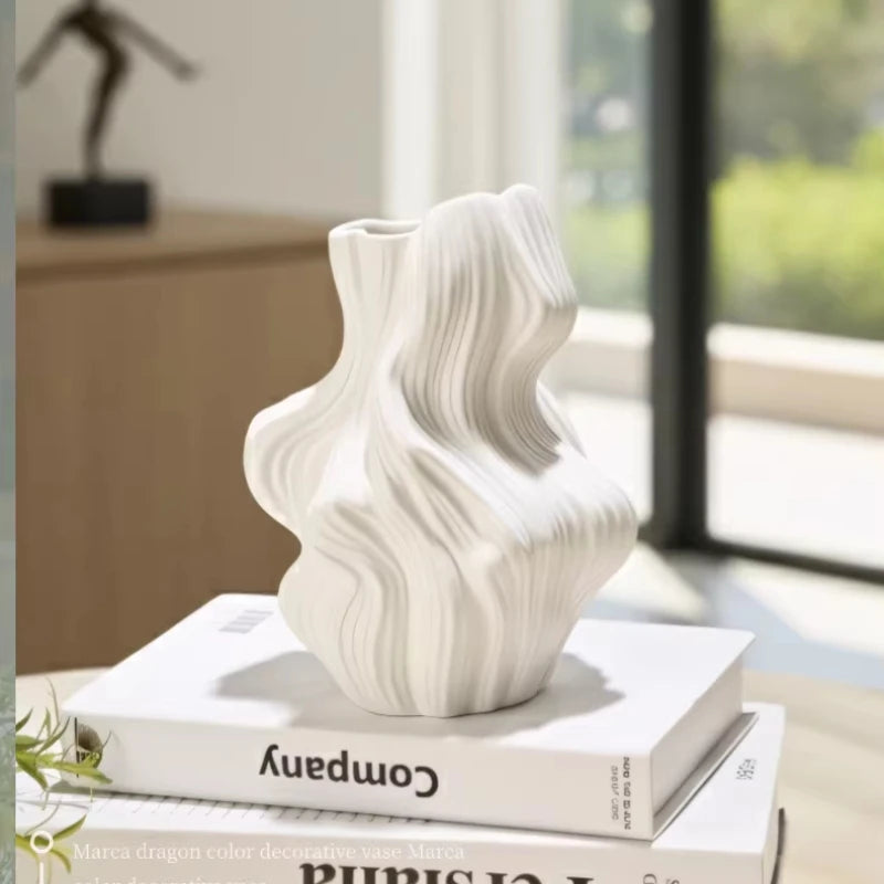 vase porcelaine blanc noir moderne sculptural abstrait plis irréguliers strié fleurs