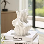 vase porcelaine blanc noir moderne sculptural abstrait plis irréguliers strié fleurs